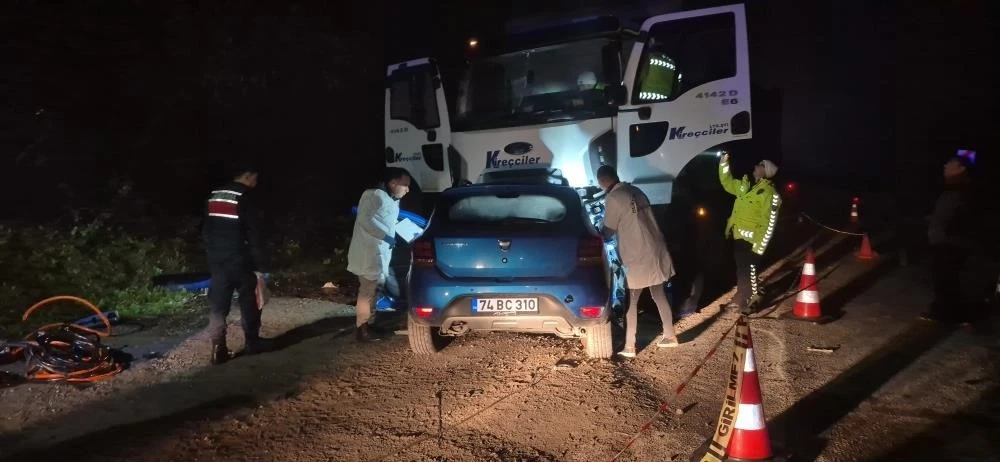 Bartın'da feci kaza... Parti dönüşü yarış yapan araç kamyonun altına girdi: 5 ölü