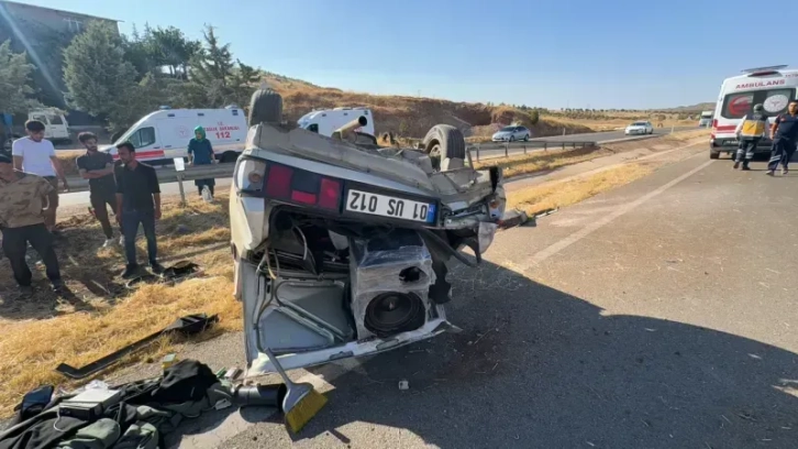 Gaziantep-Kilis yolunda otomobil refüje devrildi