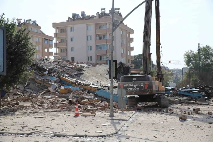 Gaziantep’te 12 katlı bina yıkım sırasında çöktü