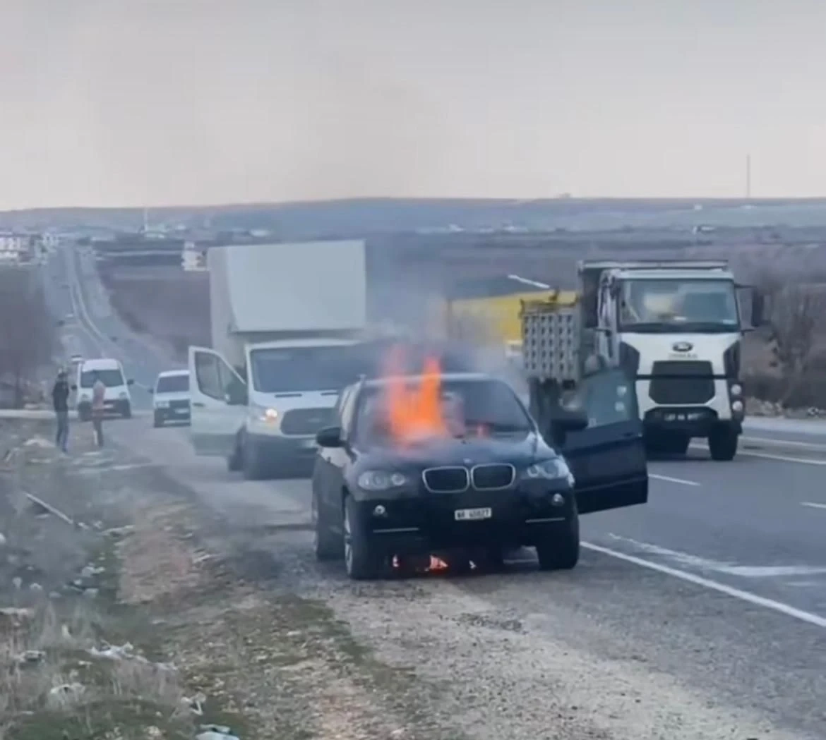 Gaziantep'te araç alev alev yandı