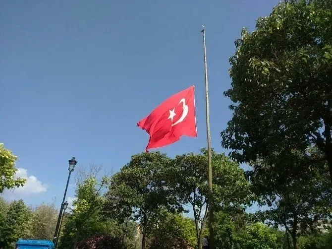 Gaziantep'te bayraklar yarıya indirildi