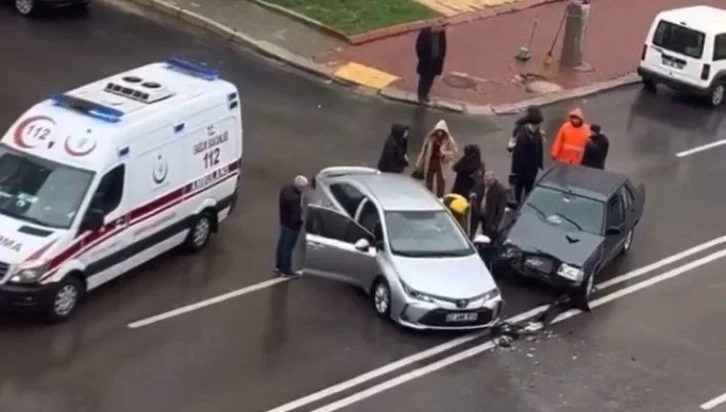 Gaziantep'te iki araç kafa kafaya girdi