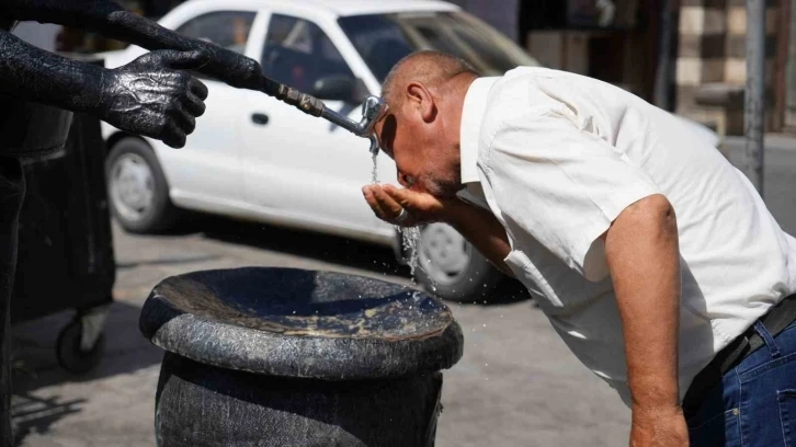 Gaziantep’te vatandaşlar serinlemek için çeşme sırası bekledi