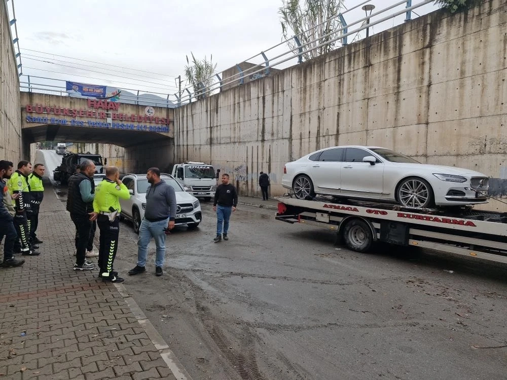 Göle dönen alt geçitte mahsur kalan 2 araç suyun çekilmesiyle kurtarıldı