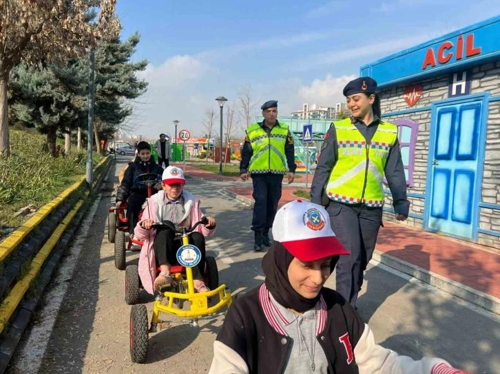 Jandarma’dan öğrencilere temel trafik eğitimi