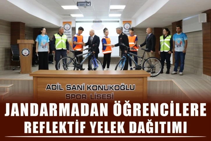 Jandarmadan öğrencilere reflektif yelek dağıtımı