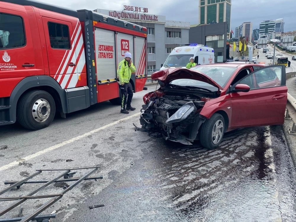 Maltepe'de iki araç kafa kafaya çarpıştı: 5 yaralı