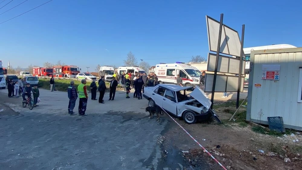 Tırla çarpışan Fiat Tofaş otomobil parçalandı: 4'ü çocuk 6 yaralı