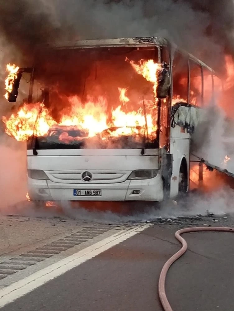 Yolcu otobüsü otoyolda alev alev yandı