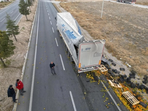 10 ton mandalina kara yolunu yarım saat ulaşıma kapattı