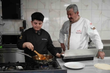 13 yaşındaki Buğra, depremzedelere yemek yaparken aşçılığa merak saldı