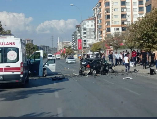 Gaziantep'te araçlar paramparça oldu