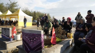 Gaziantep’te deprem mezarlığında duygusal anlar