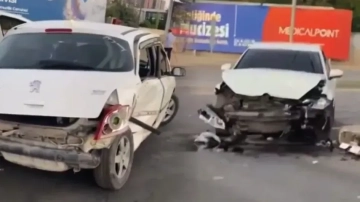 Gaziantep'te iki otomobil dayanamadı çarpıştı