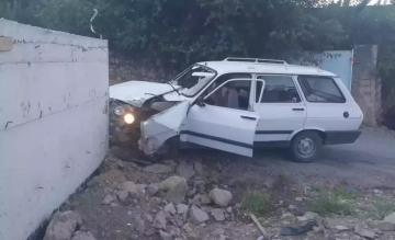 Gaziantep'te otomobil istinat duvarına girdi