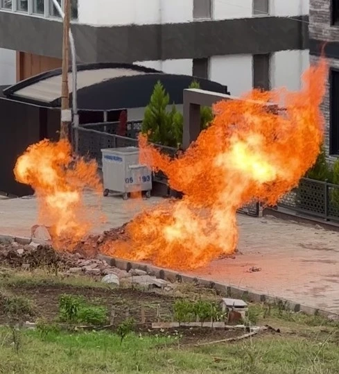 İş makinesi doğal gaz borusuna zarar verdi: Yükselen alevler korkuttu