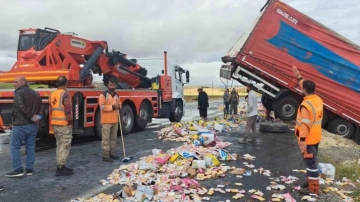 Kaygan yolda tır devrildi: Dorsedeki sabunlar yola saçıldı