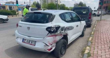 Kilis’te freni patlayan kamyon 3 araca çarparak durabildi