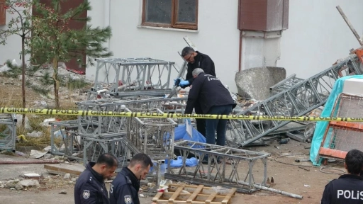 Malatya'da tadilat yapılan binada iskele çöktü: 2 ölü