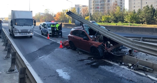 Otomobil bariyerlere ok gibi saplandı