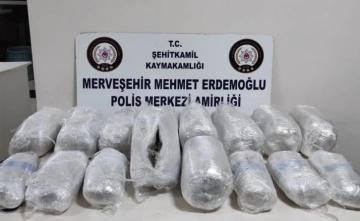 Şüphe üzerine durdurulan araçtan 13 kilo esrar çıktı