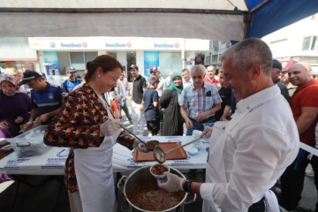 Tahmazoğlu, Milletvekili Derya Bakbak ile birlikte vatandaşlara aşure ikramında bulundu