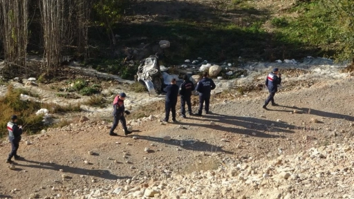 Trafiğe kapalı yola giren araç dere yatağına uçtu: 1 ölü