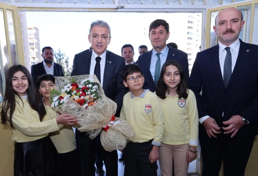 Vali Tuncay Akkoyun, öğrencilerin karne heyecanına ortak oldu